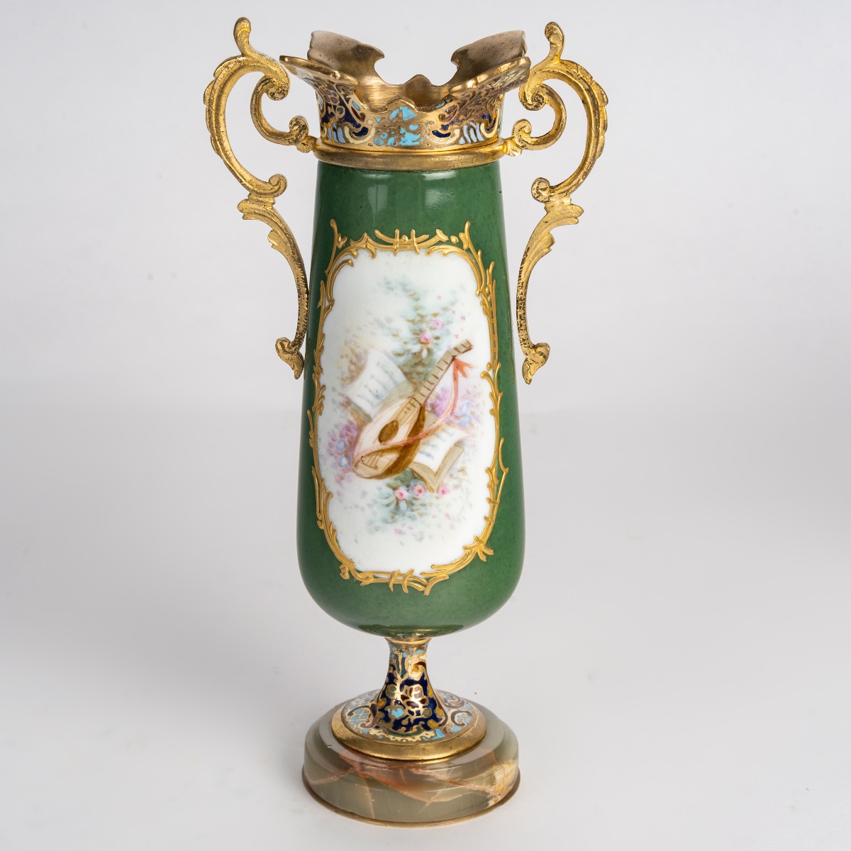 Une paire de vases en porcelaine et bronze cloisonné, fin du XIXe siècle — 6