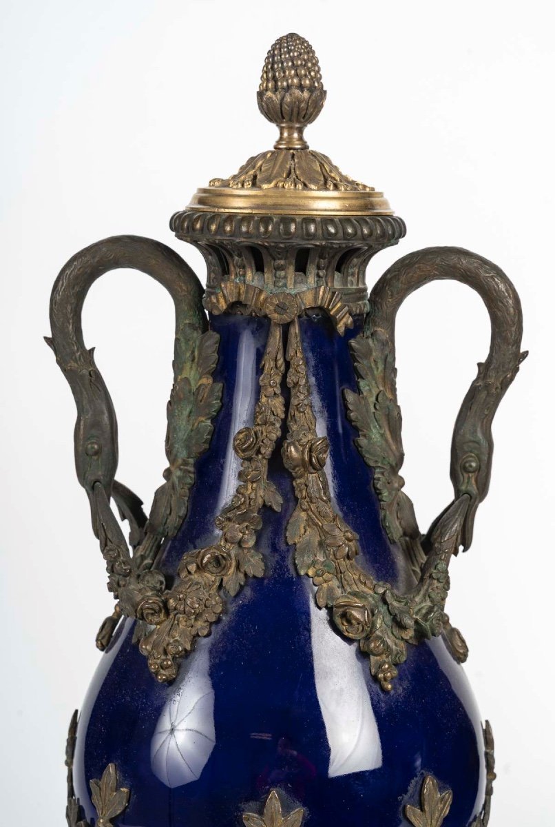 Une paire de vases en porcelaine bleue et bronze doré, époque XIXe siècle — 6