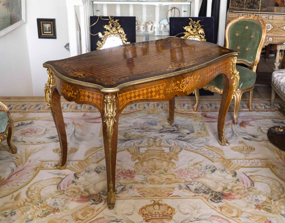Une table de centre en marqueterie et bronze doré, fin du XIXe siècle — 6