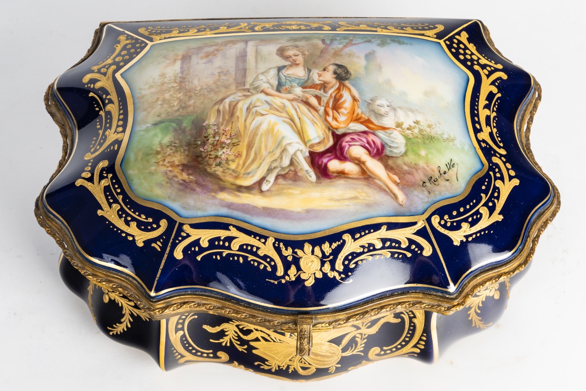 Un coffret à bijoux en porcelaine, fin du XIXe siècle