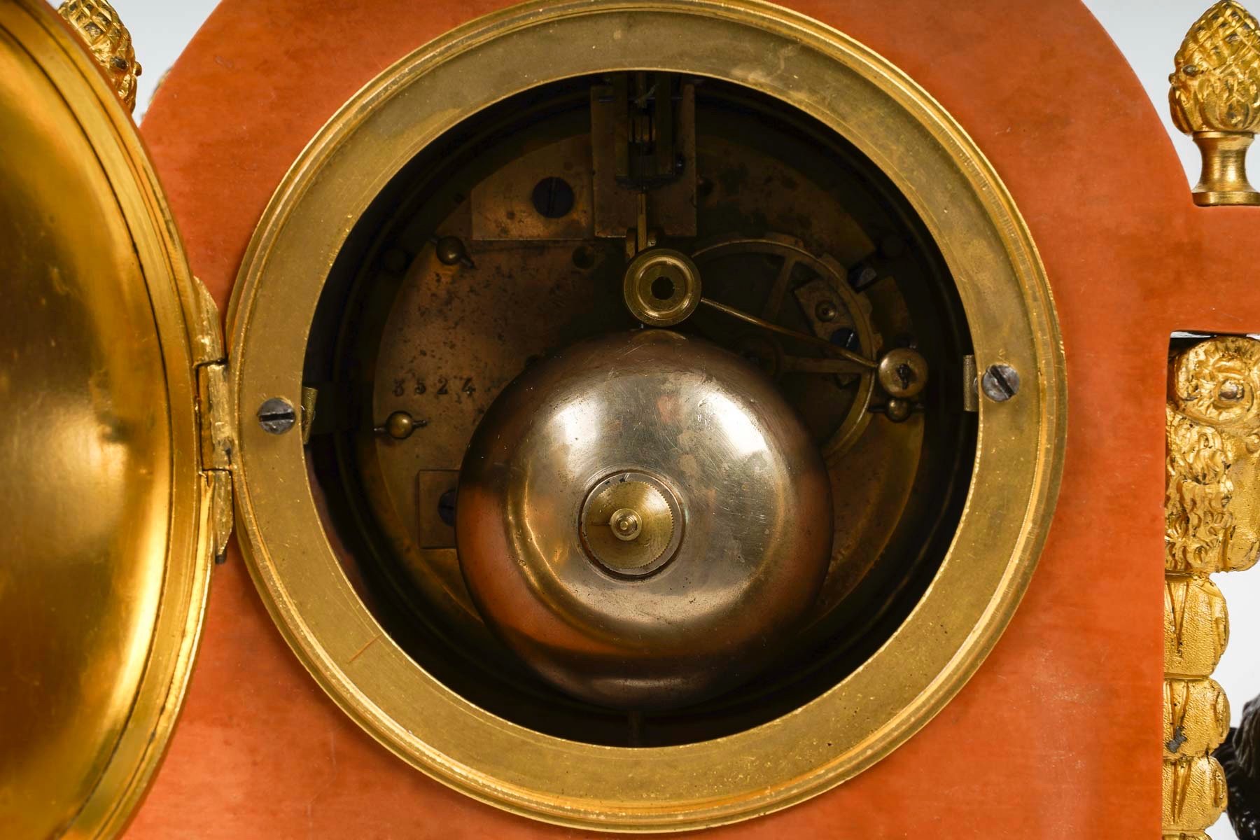 Un pendule en bronze doré et marbre rose fin du XIXe siècle — 11