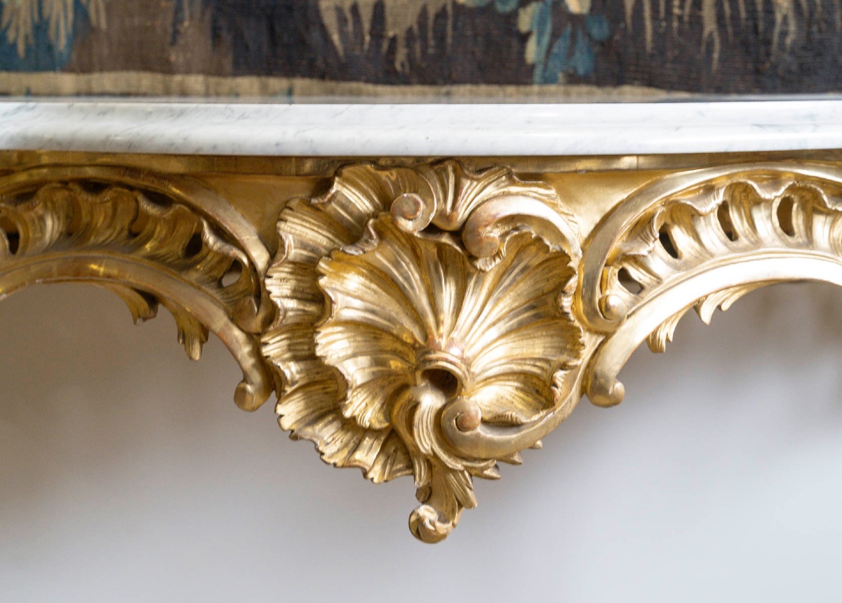 Une console en bois doré de style Louis XV, XIXe siècle — 8