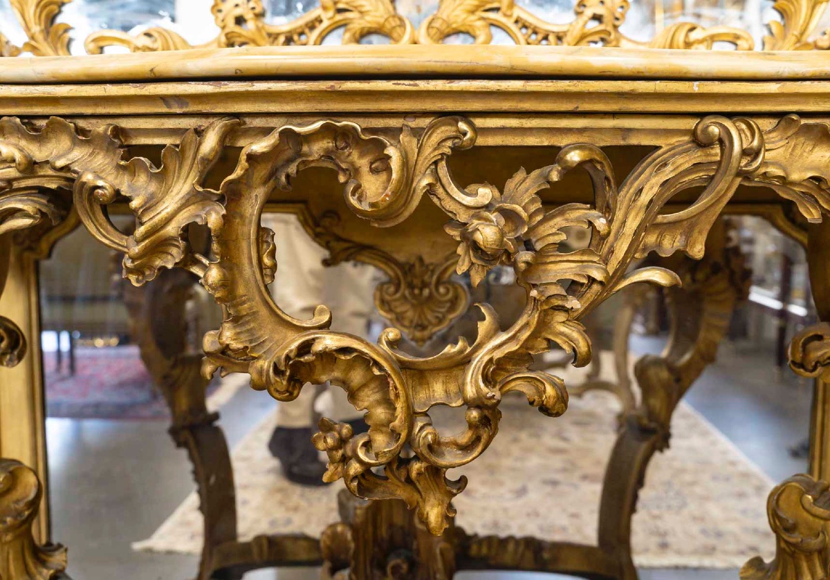 Un grand Trumeau et Sa console en bois sculpté et doré, XIXe siècle — 11