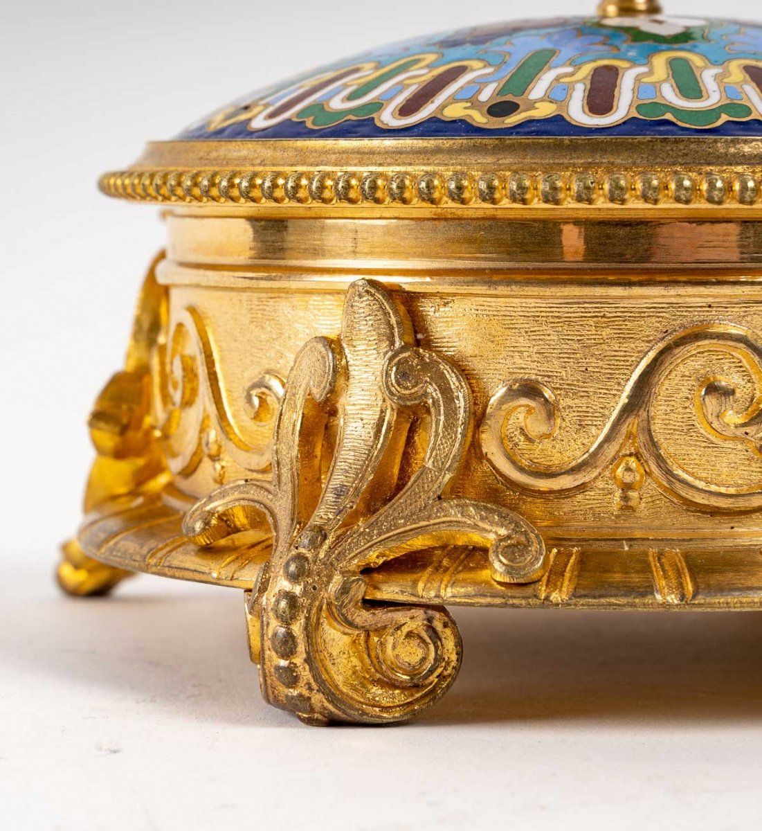 Une boîte coffret à bijoux en bronze et émail cloisonné fin 19e siècle — 7