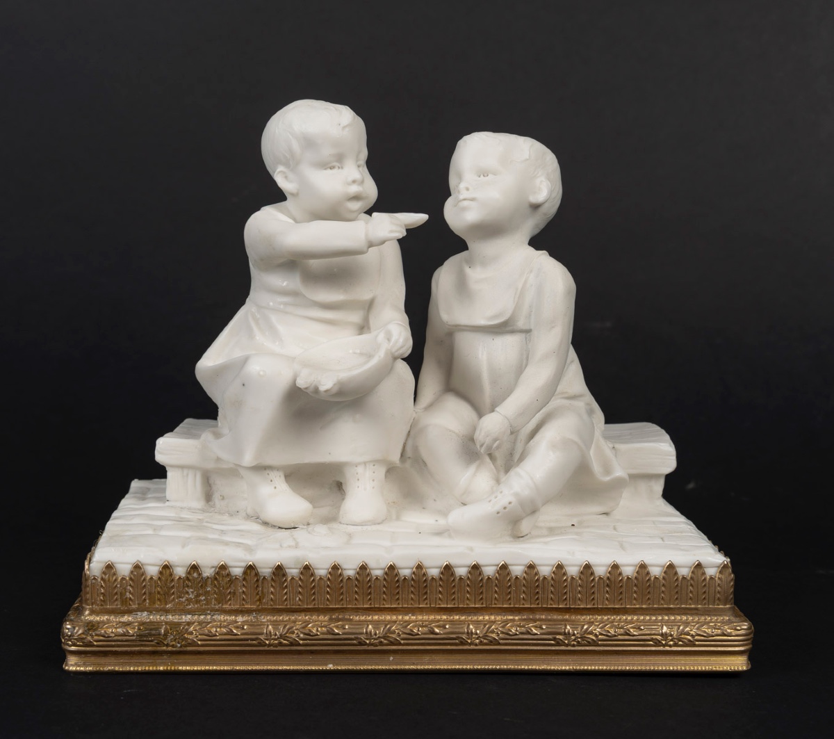 Une petite sculpture en porcelaine de biscuit, époque art nouveau — 2