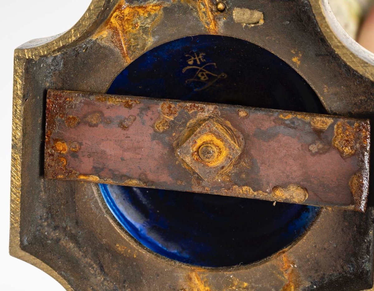 Une paire de vases en porcelaine et Faïence, Sèvres fin du XIXe siècle — 12
