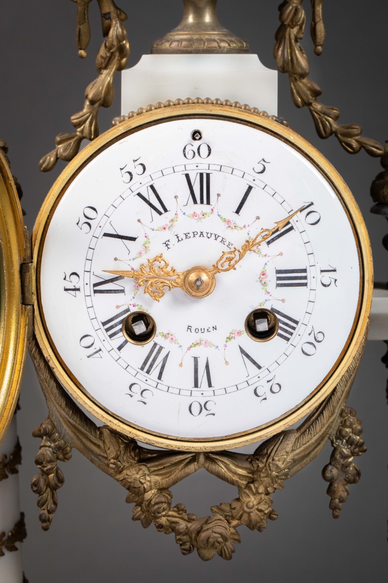 Une garniture de cheminée en marbre blanc et bleu turquin, fin du XIXe siècle — 3