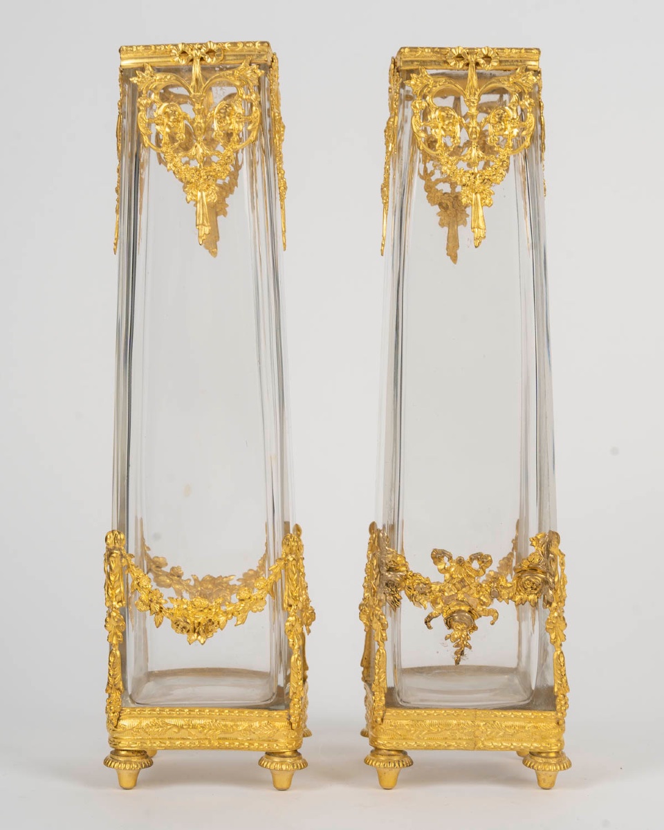 Paire de vases en cristal et laiton doré à décor de mascarons, vers 1900 — 2