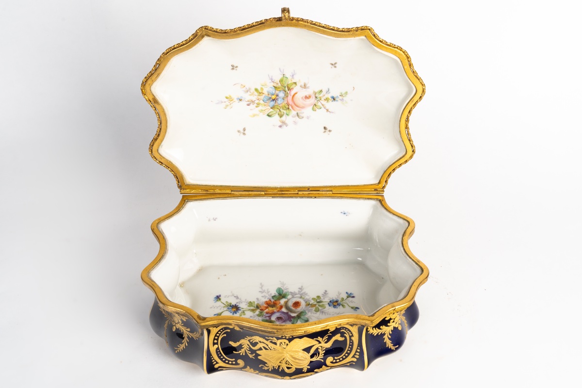 Un coffret à bijoux en porcelaine, fin du XIXe siècle — 9