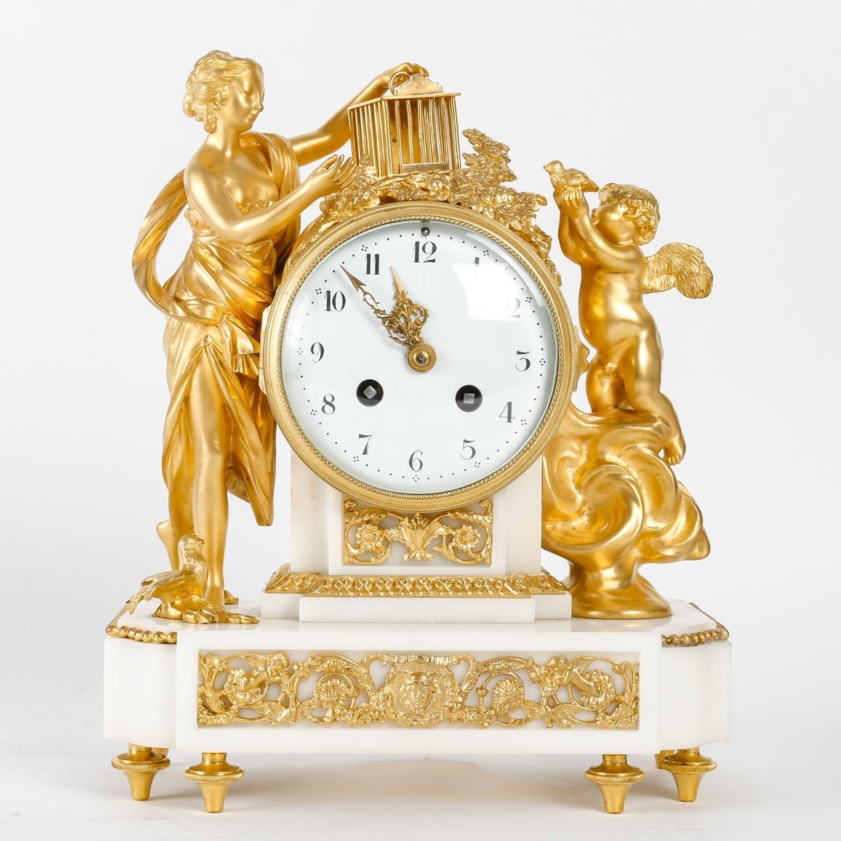 Une pendule en marbre blanc et bronze doré époque XIXe siècle — 11
