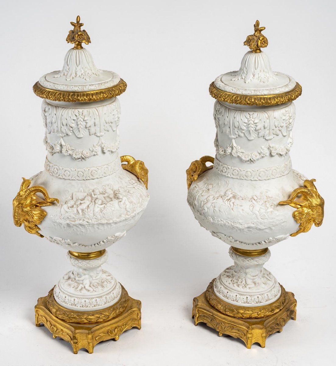 Une paire de vases en porcelaine de biscuit, fin du XIXe siècle — 15