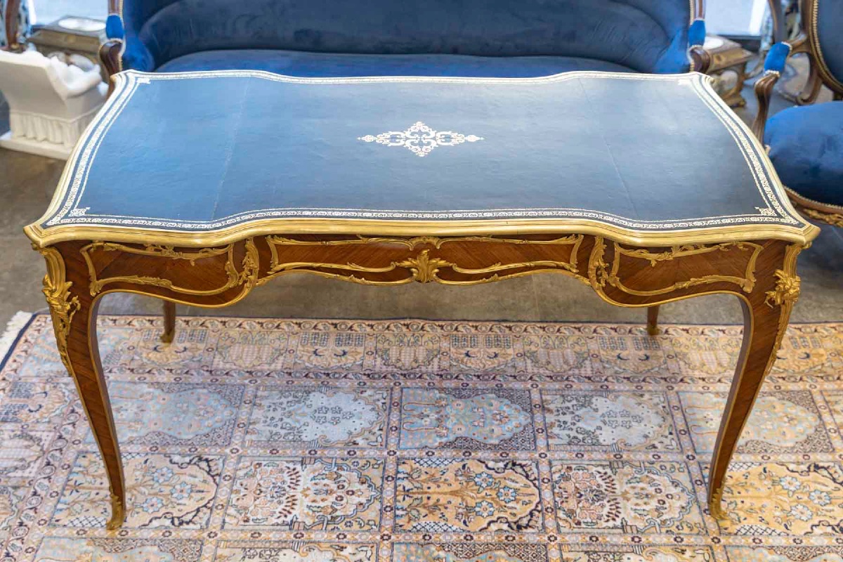 Bureau plat de style Louis XV en bois de violette et bronzes dorés, fin du XIXe siècle — 8
