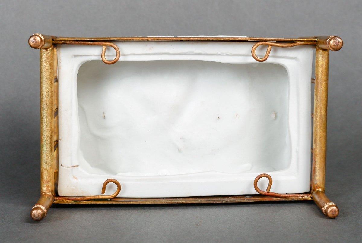 Miniature en biscuit sur un lit en bronze doré époque fin du XIXe siècle — 7