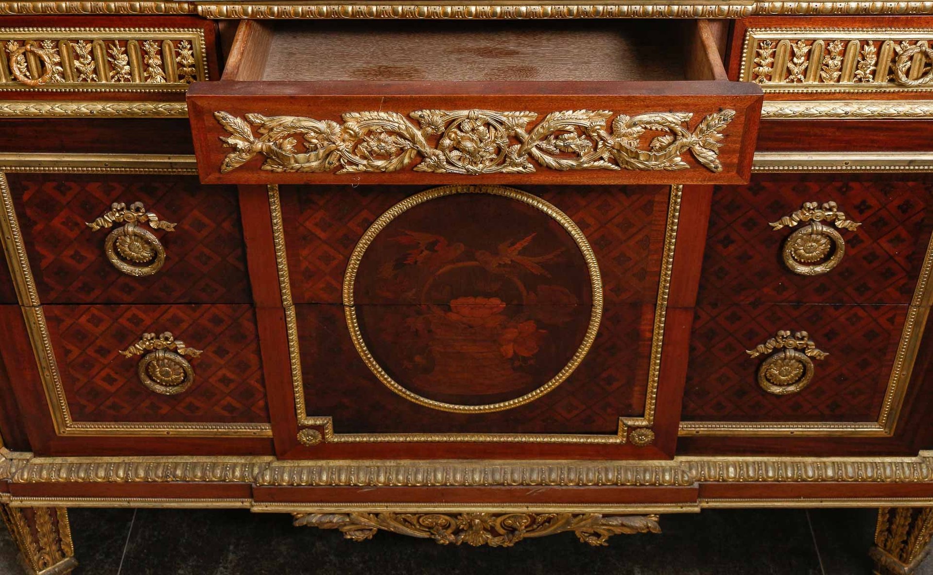 Un meuble à hauteur d'appui fin du XIXe siècle — 10