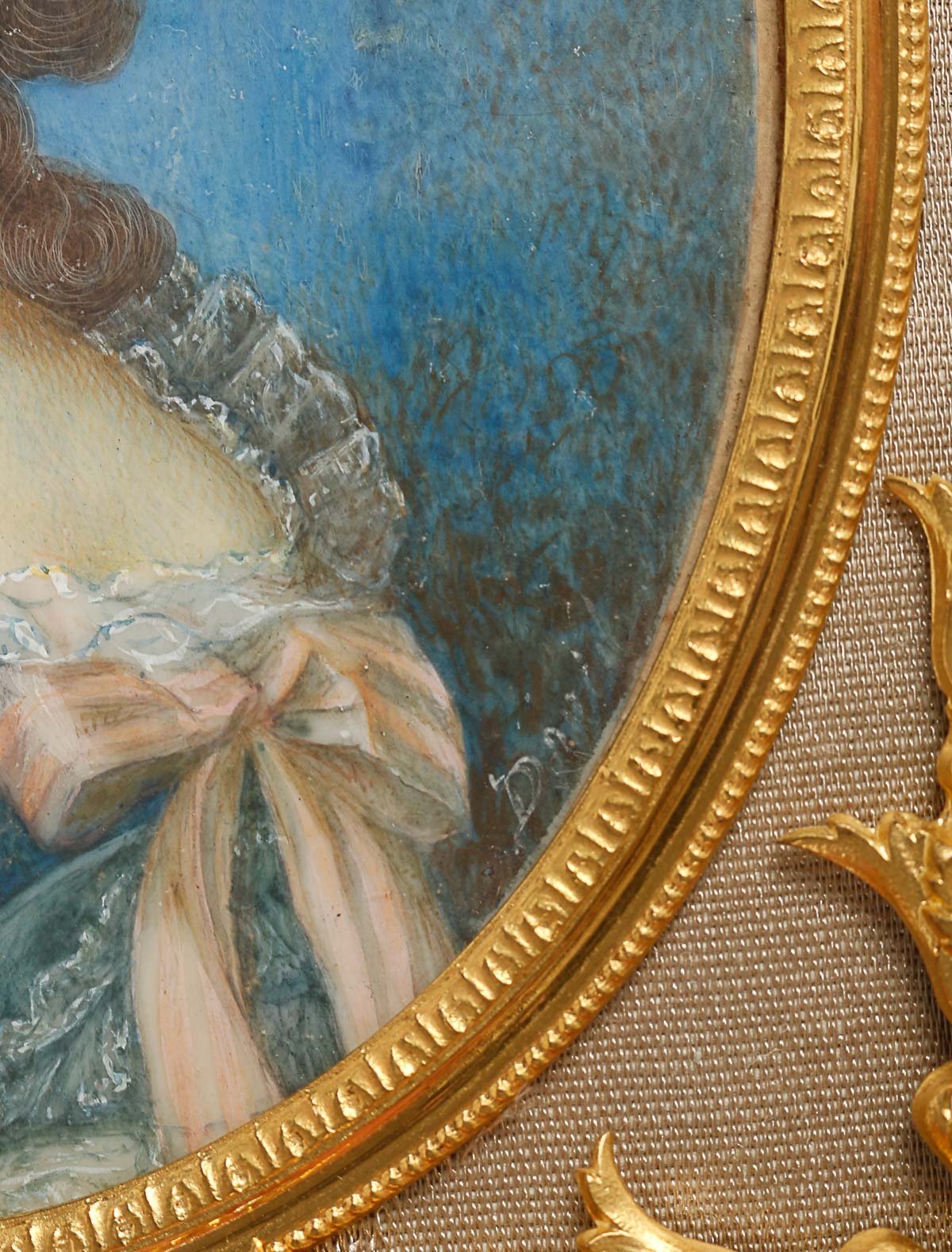 Une belle peinture sur ivoire Marie Antoinette dans un cadre en bronze doré fin du XIXe siècle — 9