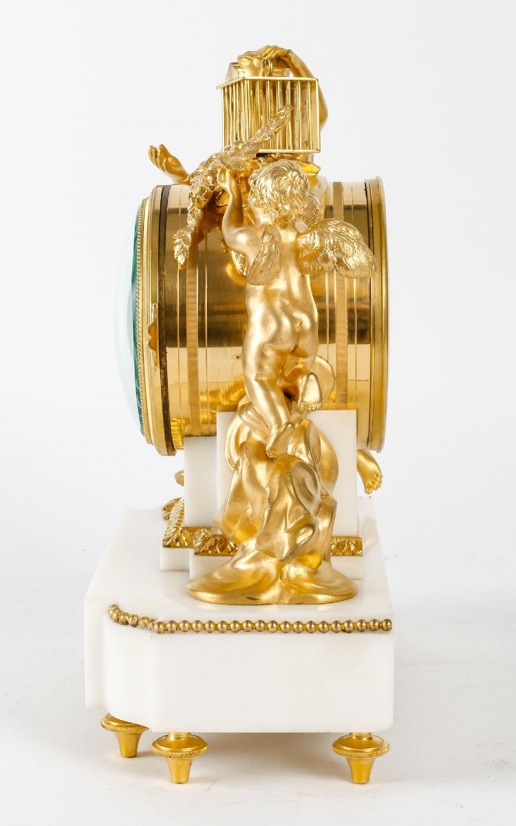 Une pendule en marbre blanc et bronze doré époque XIXe siècle — 4