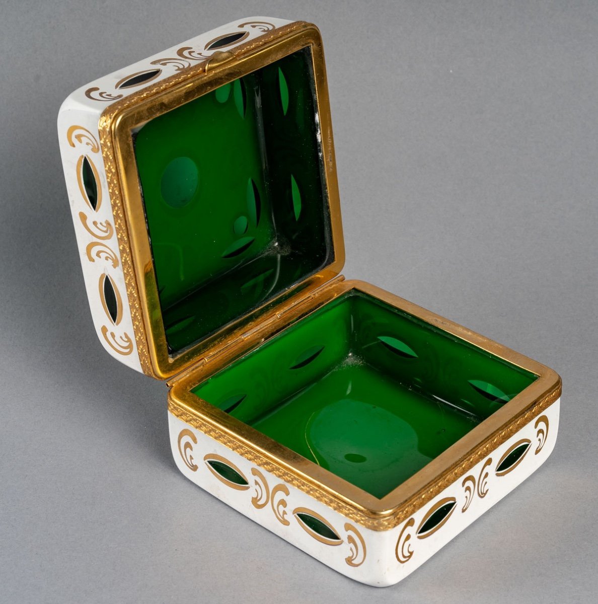 Un coffret à bijoux en opaline Overlay fin du XIXe siècle — 7