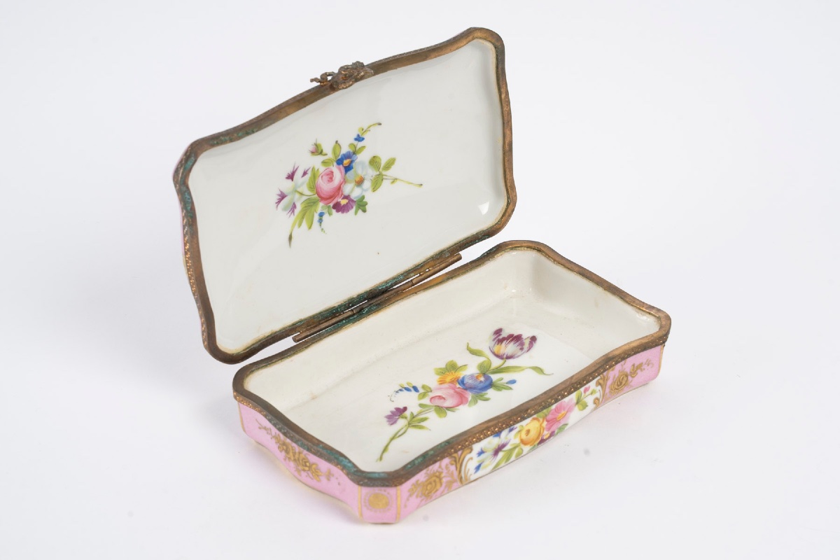 Miniature petite boîte à bijoux en porcelaine de Sèvres, fin du XIXe siècle — 12