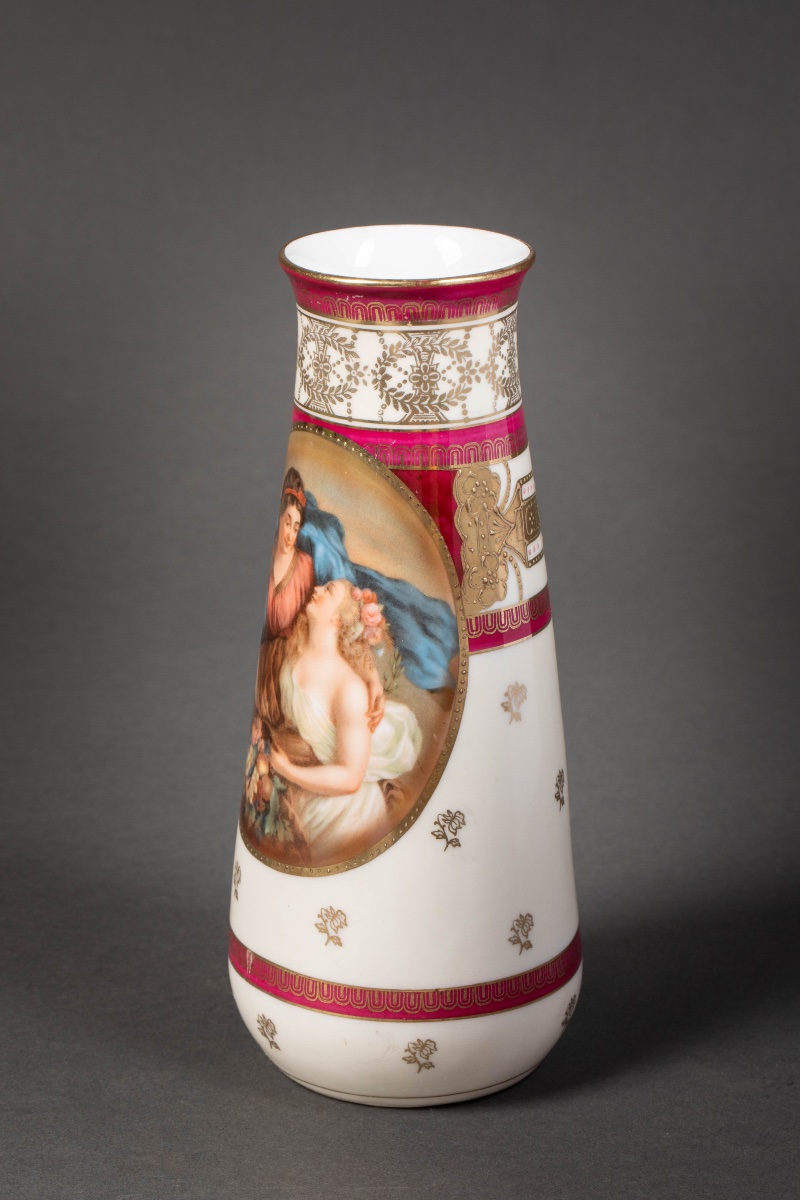 Une paire de vases en porcelaine, fin du XIXe siècle — 12