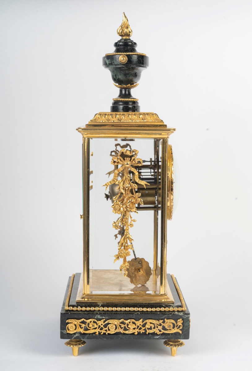 Une garniture en bronze doré et marbre vert de mer, fin du XIXe siècle — 4