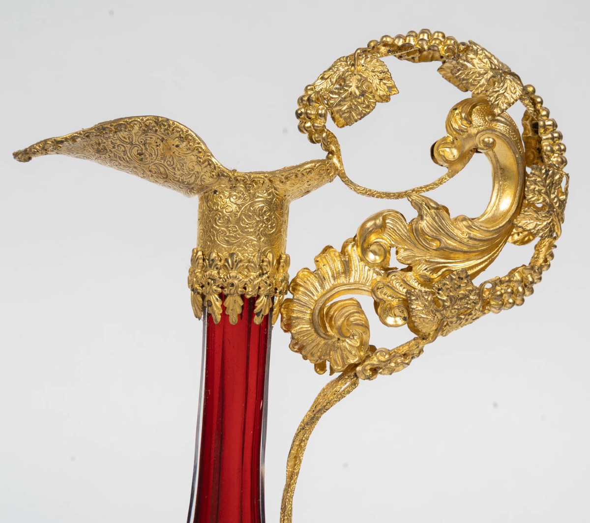 Paire d'aiguières en cristal de Bohême et laiton repoussé – fin du XIXe siècle — 8