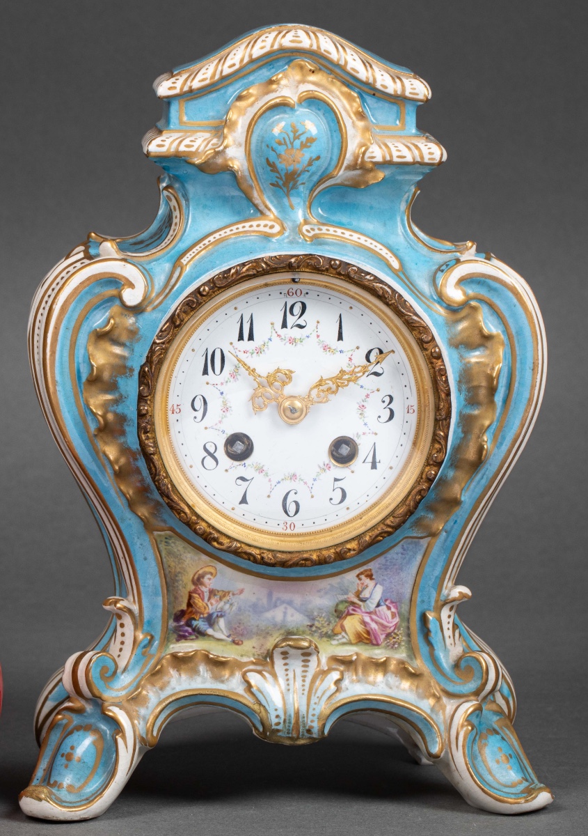 Une pendule en porcelaine de style Louis XV, fin du XIXe siècle — 2