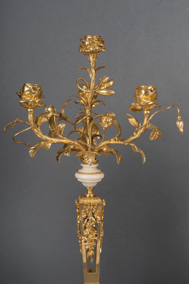 Une garniture de cheminée en bronze doré et marbre blanc, XIXe siècle — 5