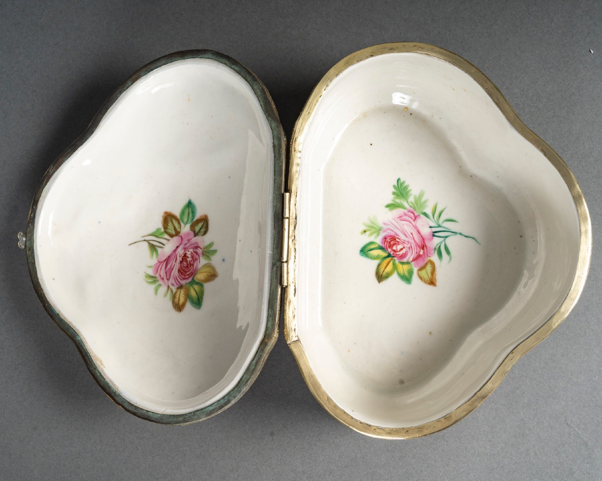 Un petit coffret à bijoux en porcelaine et bronze doré, fin du XIXe siècle — 5