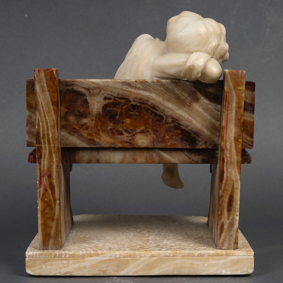 Une sculpture d'un enfant en albâtre, début du XXe siècle — 4