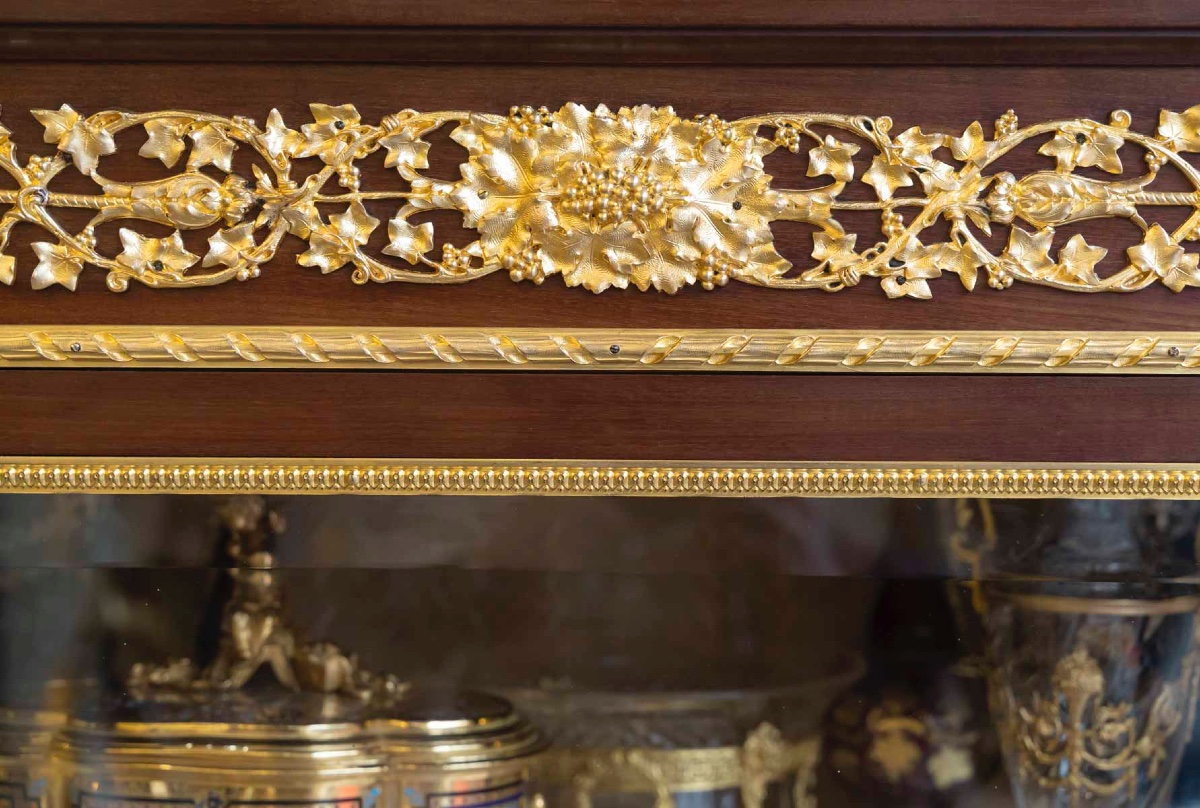 Une vitrine de style Louis XVI, fin du XIXe siècle — 6