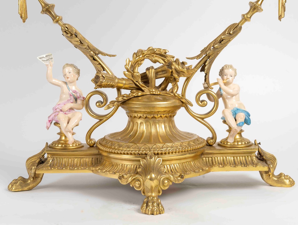 Un grand miroir de table en bronze doré et sculpture en porcelaine, fin du XIXe siècle — 5