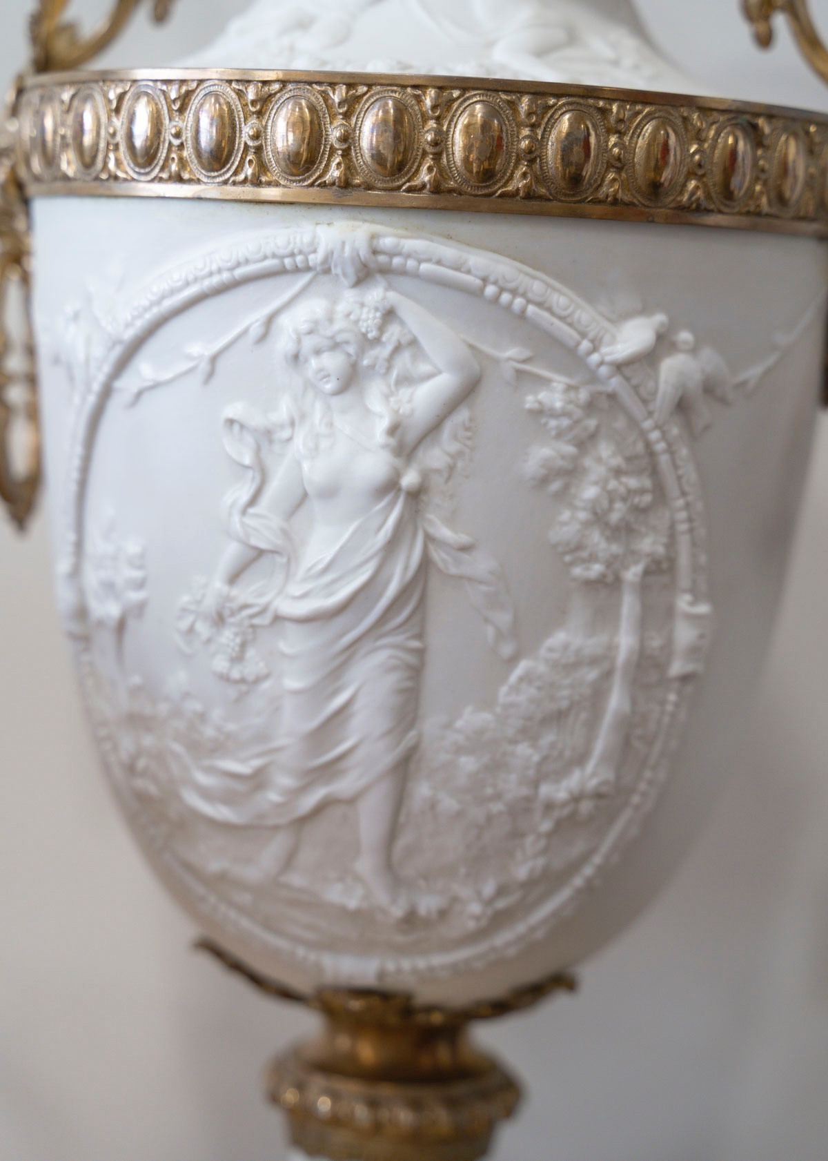 Un ensemble de deux vases et une coupe en biscuit et bronze doré, XIXe siècle — 15