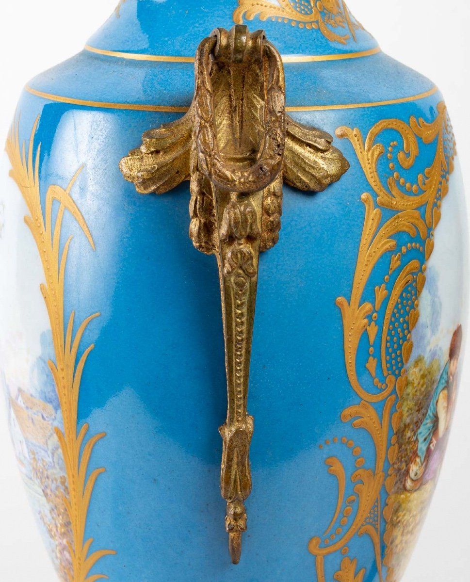 Une paire de vases en porcelaine de style Sèvres fin du XIXe siècle — 7