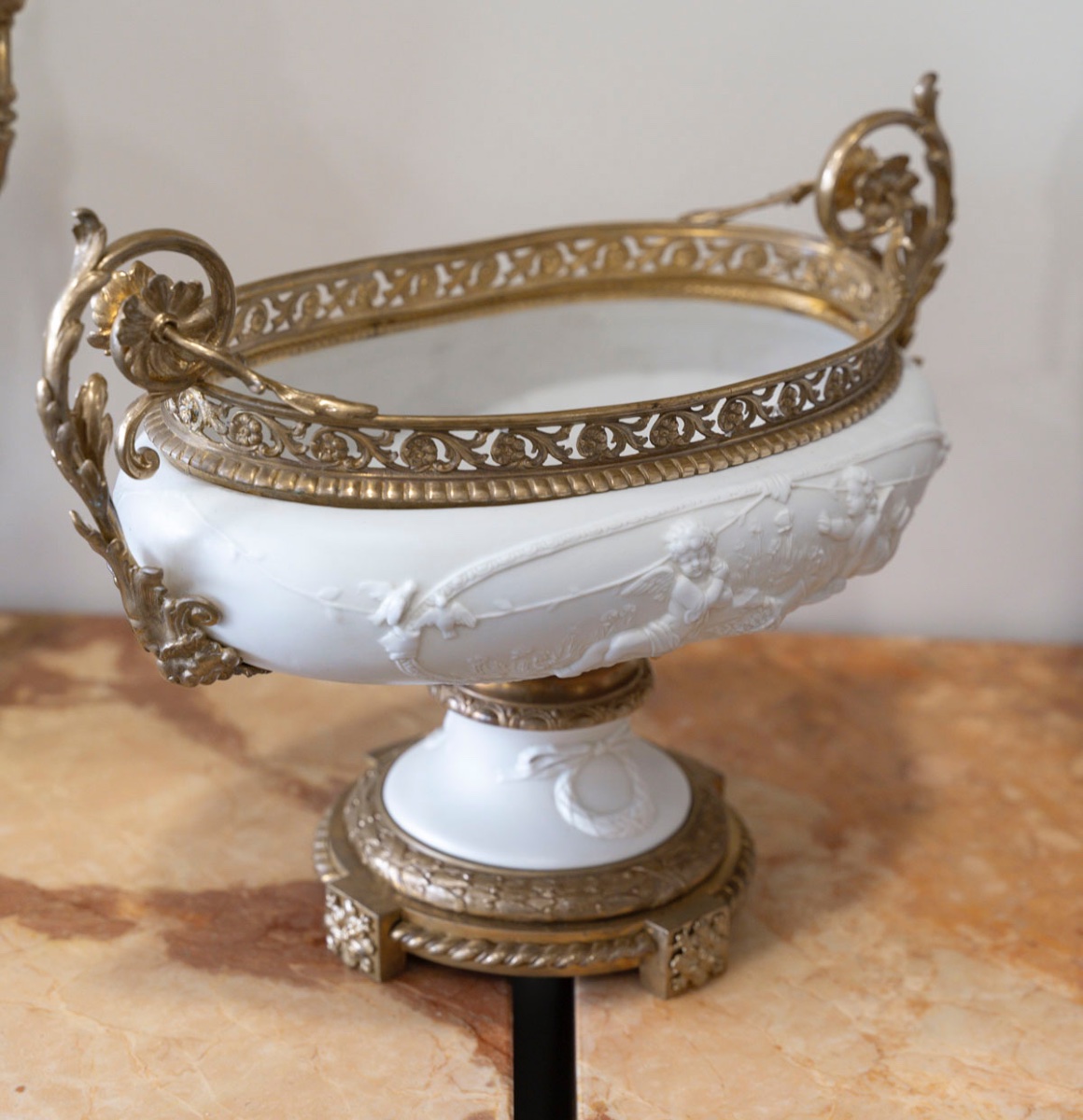 Un ensemble de deux vases et une coupe en biscuit et bronze doré, XIXe siècle — 8