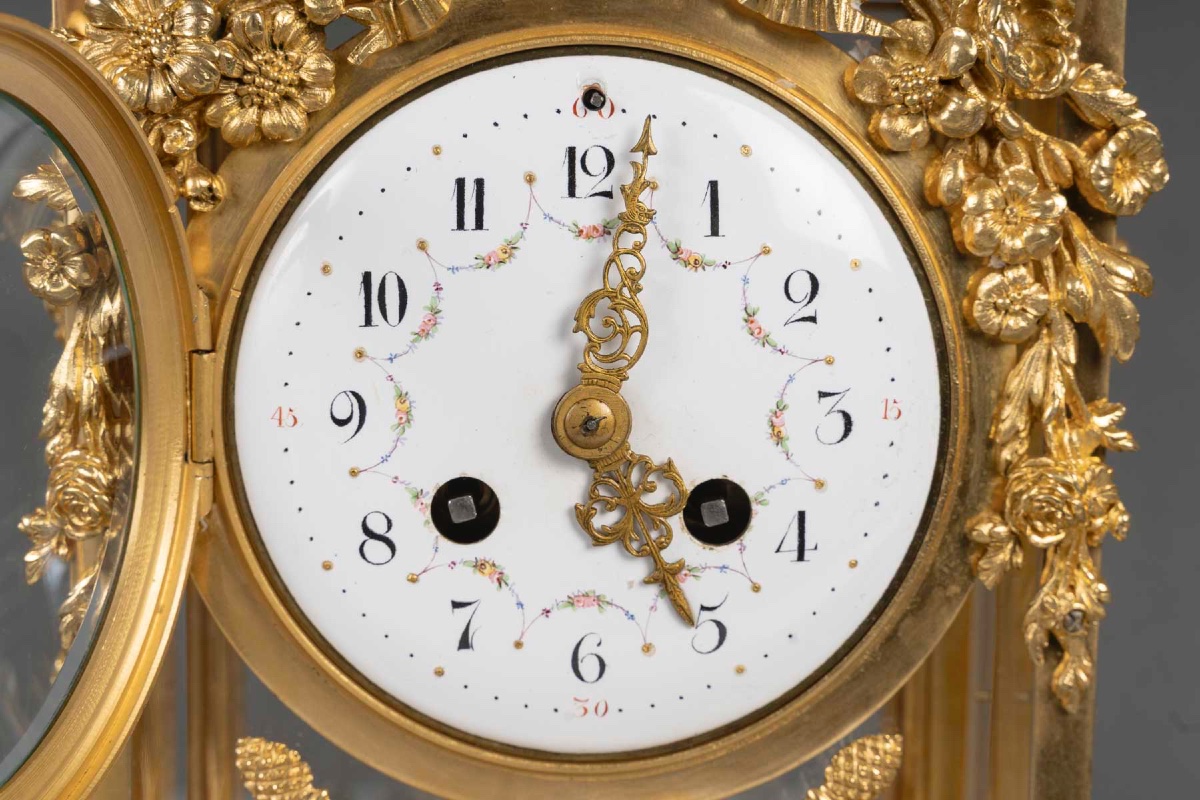 Une garniture de cheminée en bronze doré et marbre blanc, XIXe siècle — 9