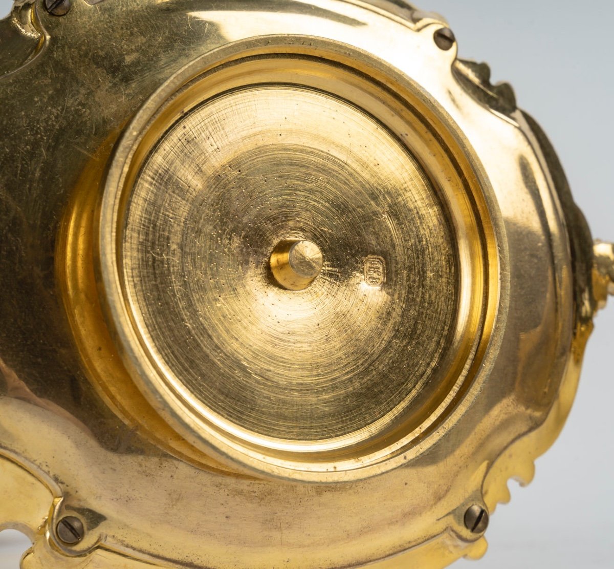 Une paire de bougeoirs en bronze doré et émail cloisonné, fin du XIXe siècle — 6