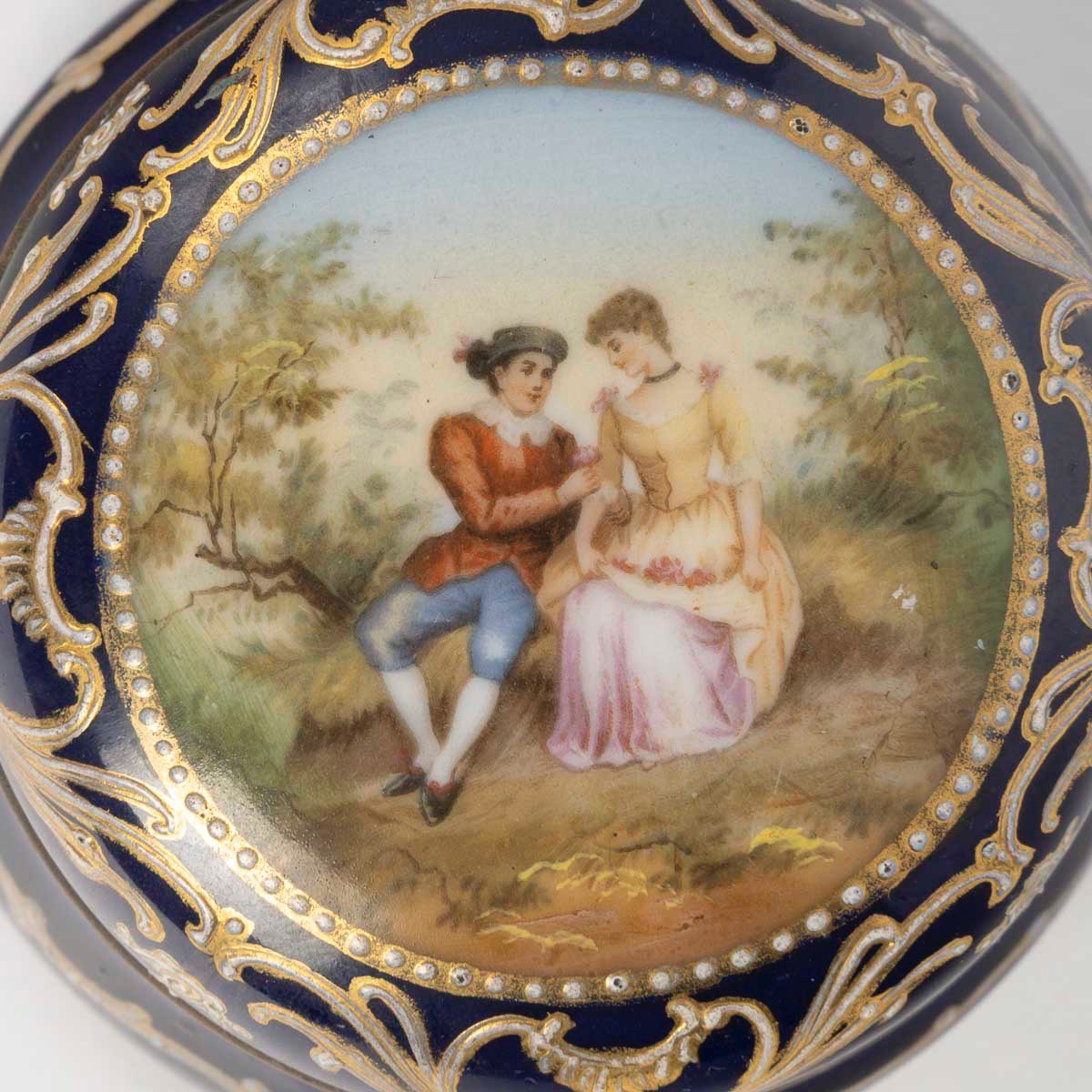 Une miniature boîte à bijoux, en porcelaine de style Sèvres, fin du XIXe siècle — 5