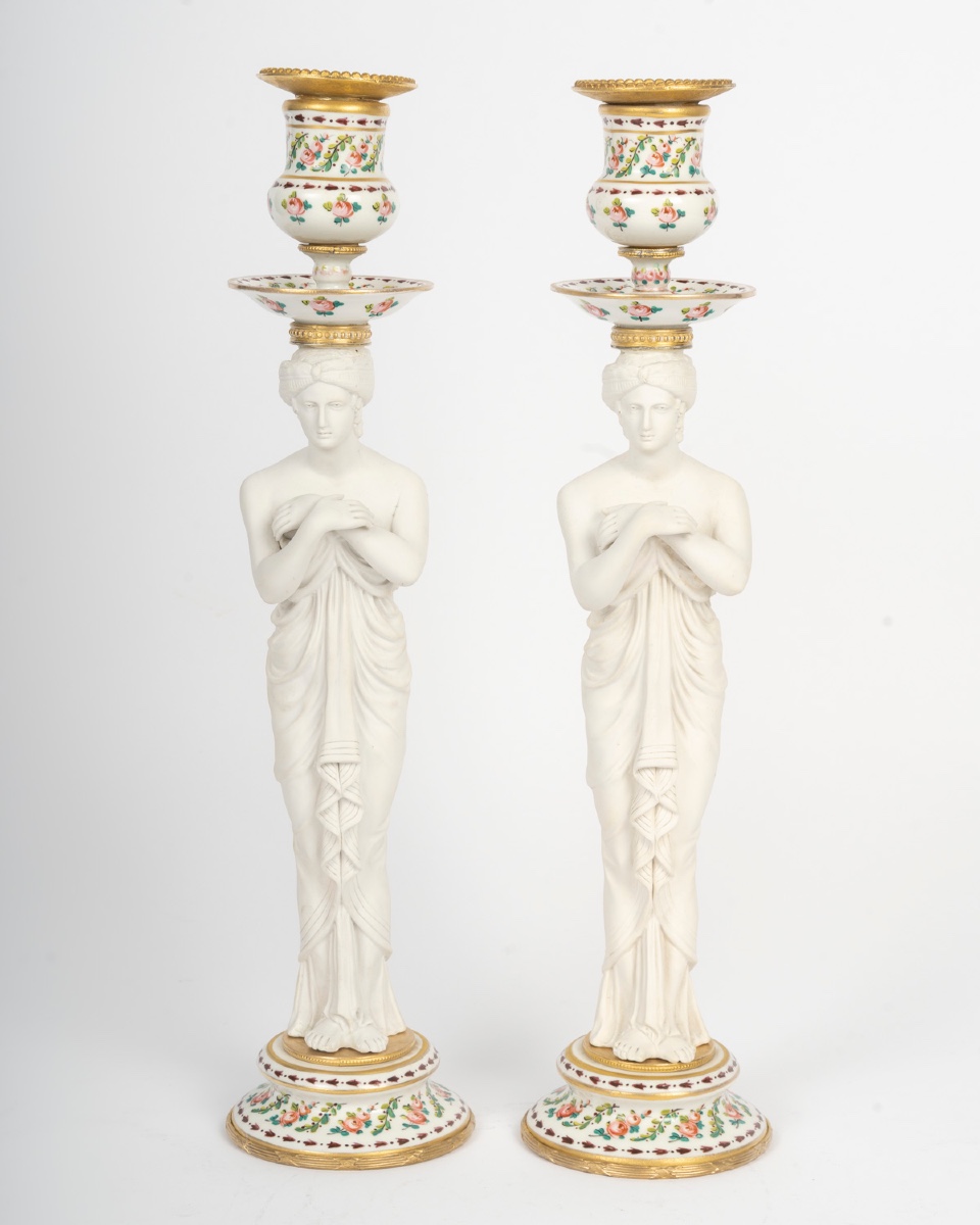Une paire de bougeoirs en porcelaine de Sèvres et biscuit, XIXe siècle — 2
