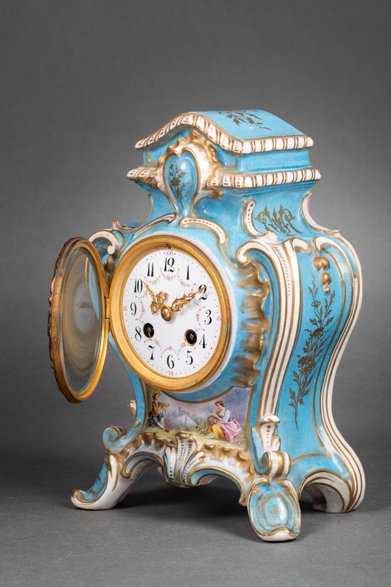 Une pendule en porcelaine de style Louis XV, fin du XIXe siècle — 11