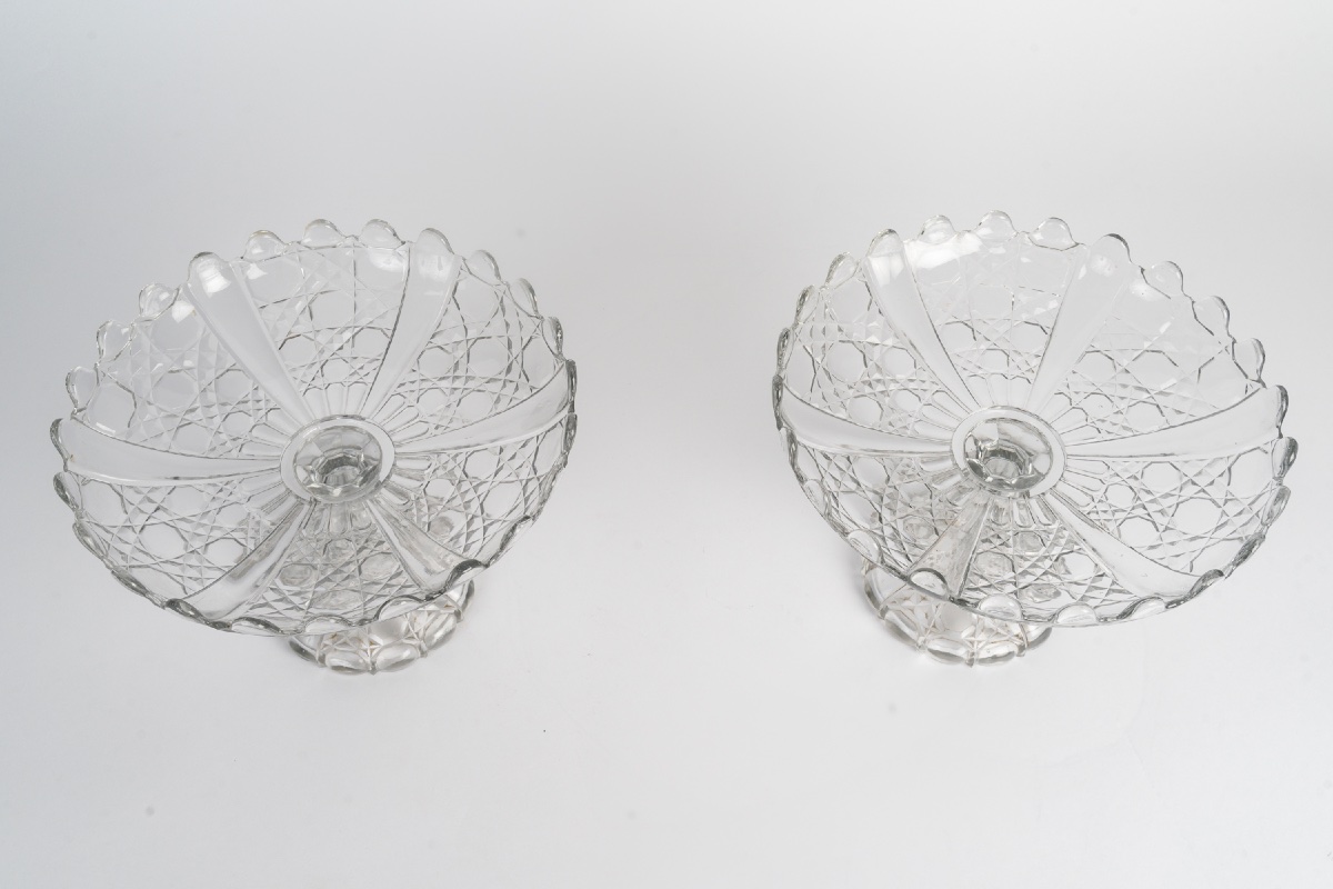 Une paire de coupes en cristal moulé — 8