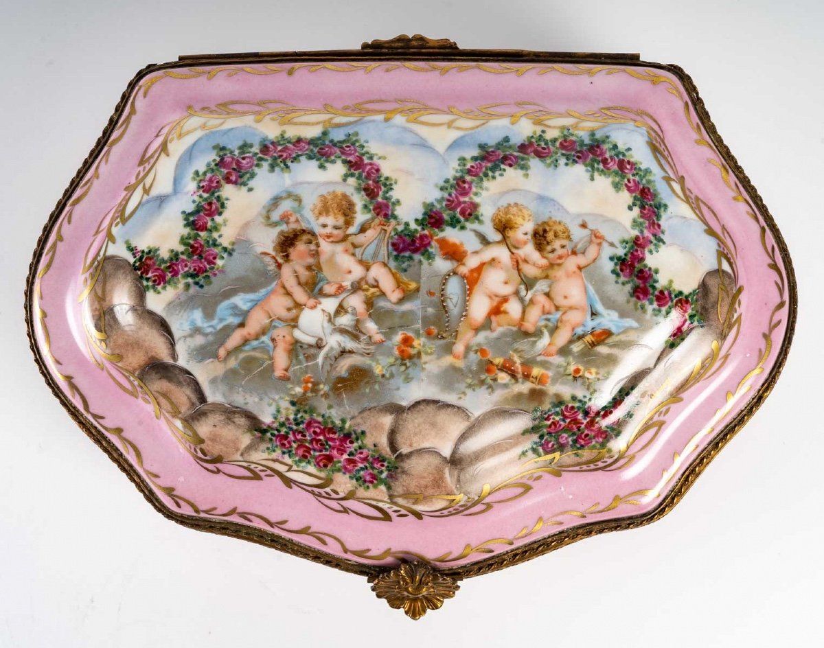 Boîte à bijoux en porcelaine rose de style Sèvres — 3