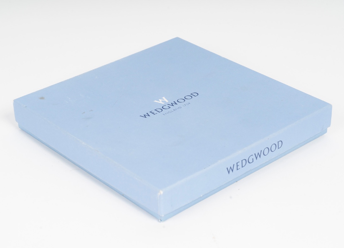 Un plat en WEDGWOOD bleu, époque XXe siècle — 5
