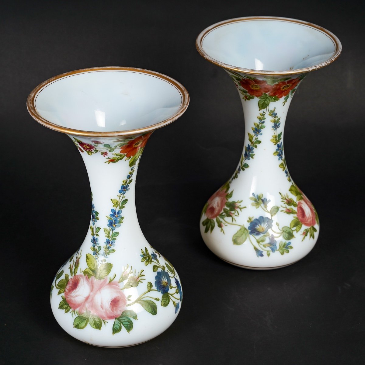 Une paire de vases en opaline blanche fin du XIXe siècle — 8