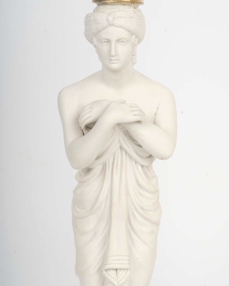 Une paire de bougeoirs en porcelaine de Sèvres et biscuit, XIXe siècle — 7