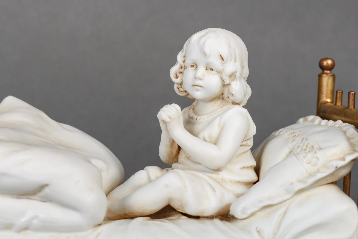 Miniature en biscuit sur un lit en bronze doré époque fin du XIXe siècle — 10