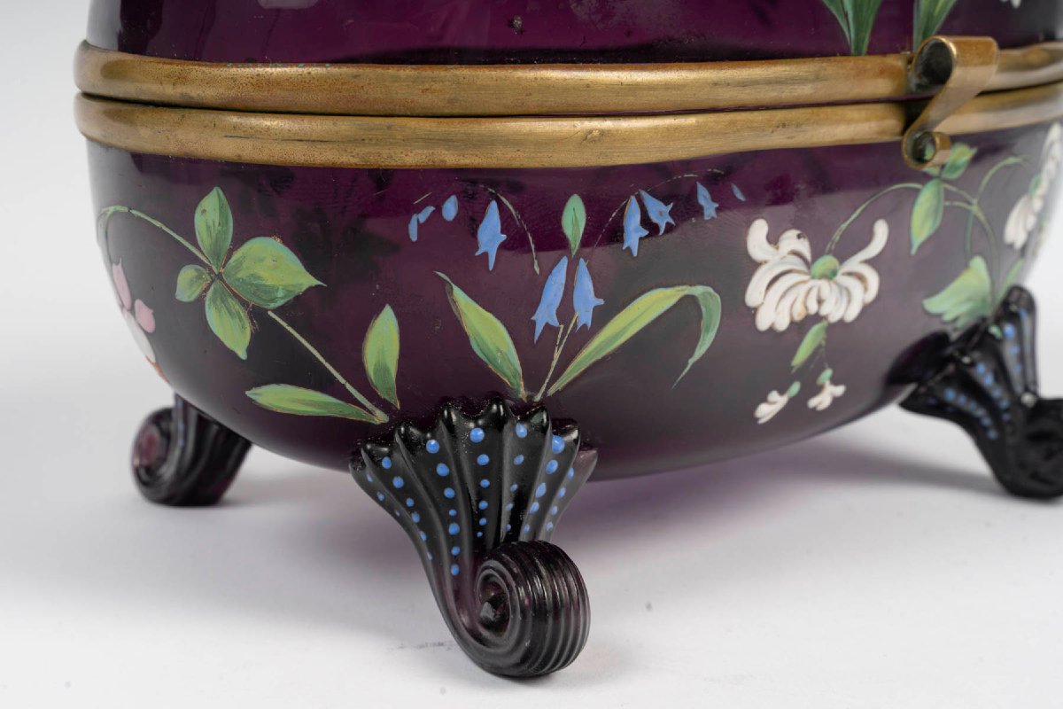 Boîte ovale en verre moulé améthyste à décor émaillé polychrome, art nouveau, vers 1900 — 9