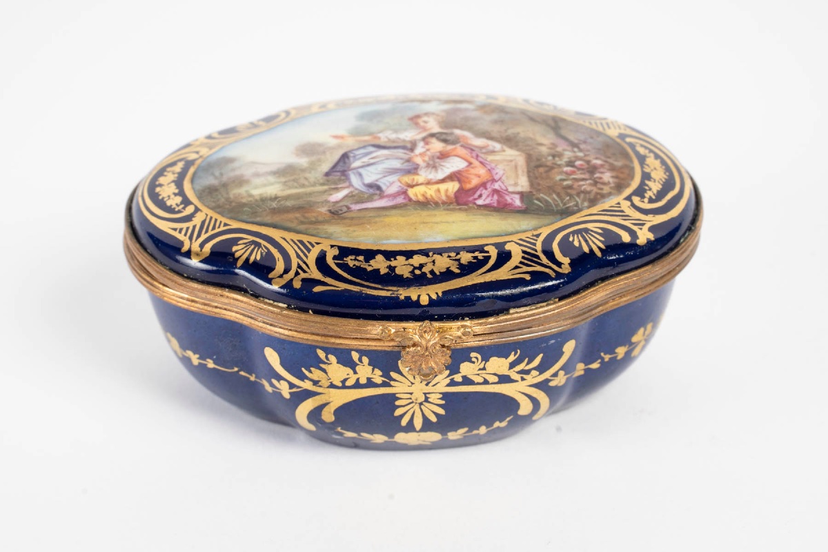 Un petit coffret à bijoux en porcelaine de style Sèvres, fin du XIXe siècle — 5