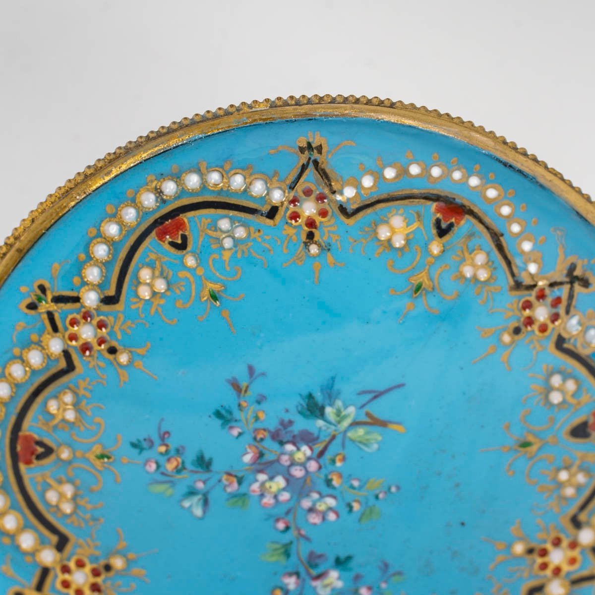 Une belle coupe sur pied miniature en émail, circa 1880 — 8