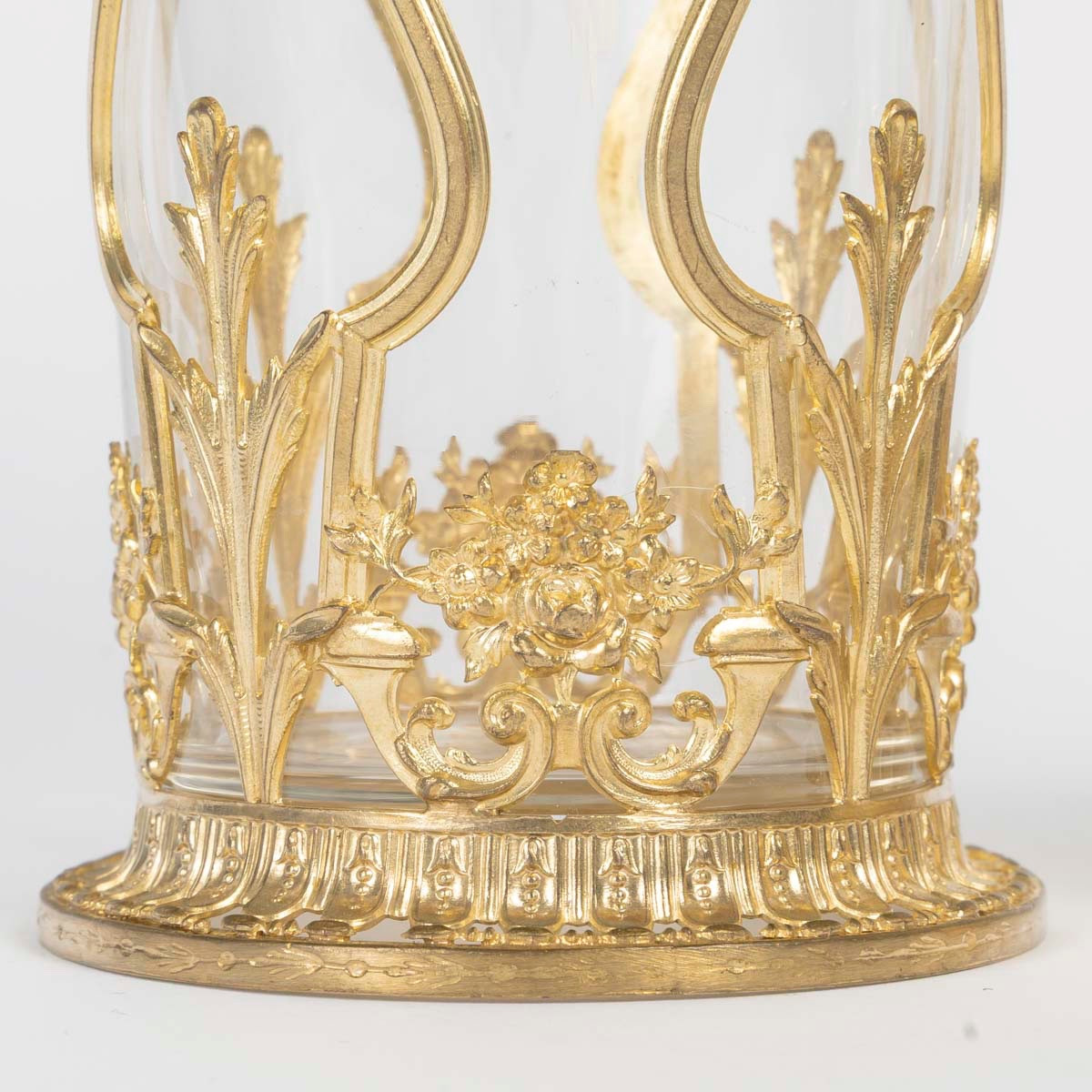 Une paire de vases en cristal gravé et bronze doré, époque XIXe siècle — 18