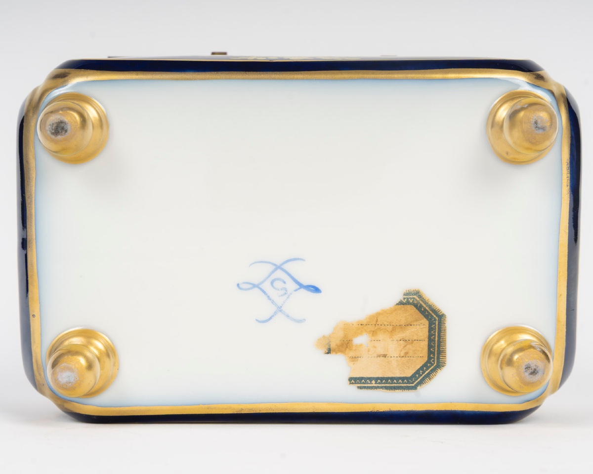 Un coffret à bijoux en porcelaine de Sèvres, fin du XIXe siècle — 5